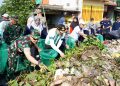 Bupati Subandi bersama Ratusan Orang Bersihkan sampah di Sungai Pelayaran