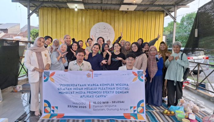 Mahasiswa Stikosa-Aws Latih Mama-Mama Tws Surabaya