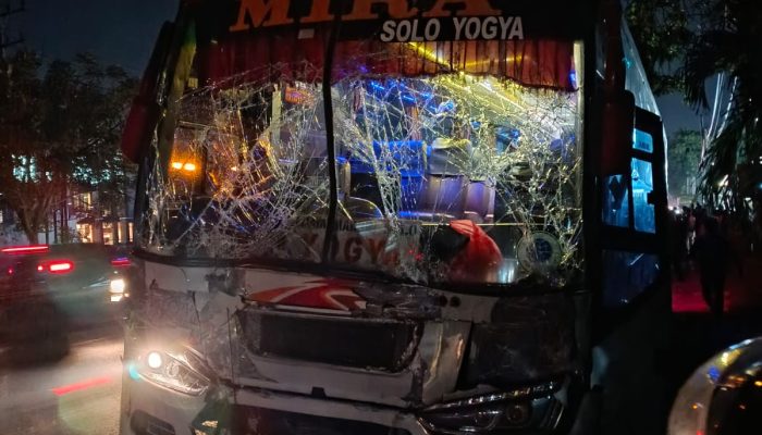 Akibat Rem Blong, Bus Tabrak Pemotor Di Flyover Trosobo Hingga Tewas, Dua Minibus Rusak Parah