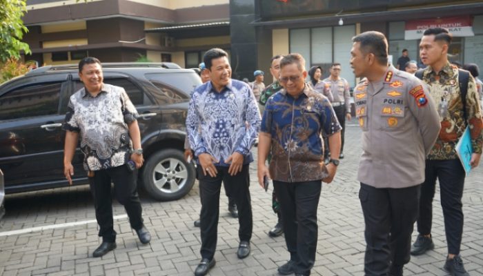 Bupati Sidoarjo Dampingi Rombongan Kompolnas Ri Dalam Agenda Penilaian Kompolnas Award 2025 Di Mako Polresta Sidoarjo