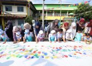 Serunya Cap 5 Jari Sebagai Komitmen Awal Dukungan Dan Kolaborasi Antara Pihak Sekolah Dan Orang Tua Siswa Kb-Tk Al Muslim Pada Mpls Ramah Tahun Ajaran 2025/2025