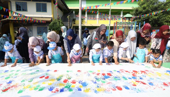 Serunya Cap 5 Jari Sebagai Komitmen Awal Dukungan Dan Kolaborasi Antara Pihak Sekolah Dan Orang Tua Siswa Kb-Tk Al Muslim Pada Mpls Ramah Tahun Ajaran 2025/2025