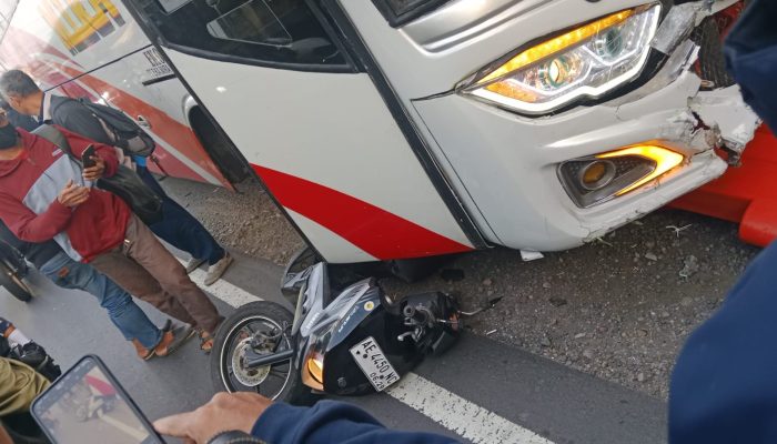 Bus Mira Seruduk Dua Motor Di Trosobo Taman, Tiga Pengendara Jadi Korban 