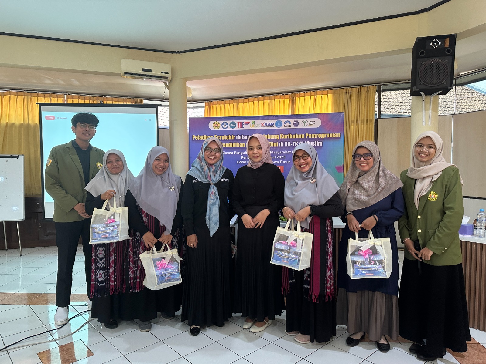 Gelar Pelatihan Coding KB-TK Al Muslim Berkolaborasi dengan Fakultas Ilmu Komputer Program Studi Informatika UPN Veteran Jawa Timur