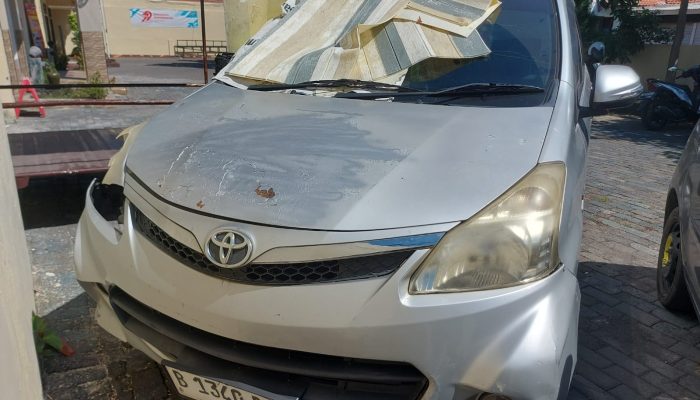 Mencoba Melarikan Diri Setelah Tabrak Mobil Dan Motor, Sopir Avanza Diamuk Massa