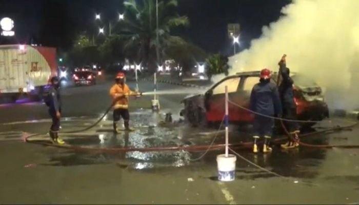 Outlander Ditumpangi Dua Wanita Hangus Terbakar Di Raya Aloha Dini Hari Tadi
