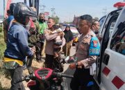 Sedang Patroli Rutin Wilayahnya, Kapolsek Taman Sigap Tangani Korban Laka Lantas Di Jalan Raya Trosobo