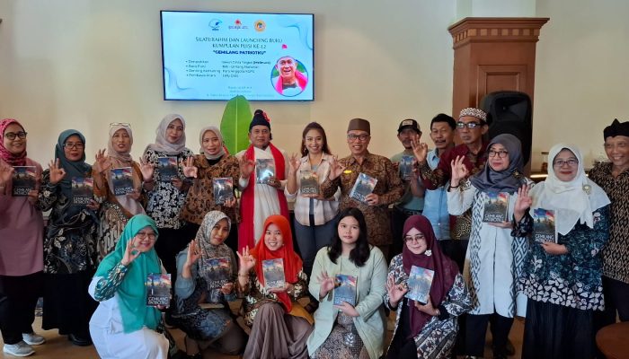 Buku Antologi Puisi Ke-12 Karya Para Guru Sidoarjo