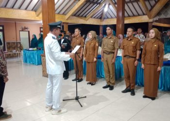 Pelantikan dan Pengambilan Sumpah lima Perangkat Desa Centong Kecamatan Gondang