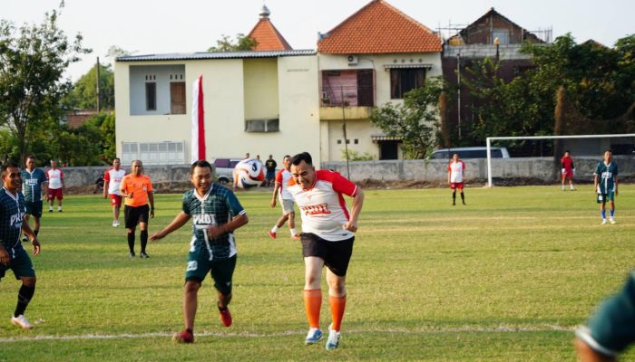 Fun Football Bupati Sidoarjo Dan Dandim 0816 Sidoarjo Kompak Lawan Kades Se Kecamatan Sukodono
