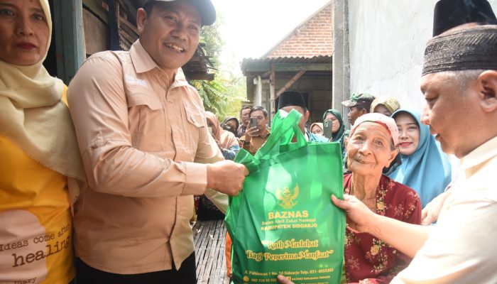 Bupati Subandi Tinjau Dan Bantu Rehab Rumah Dua Warga Kurang Mampu Di Tarik