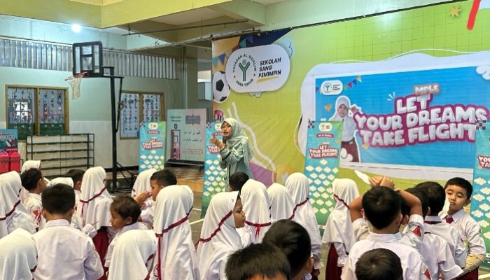 Awal Yang Ramah Untuk Mimpi Yang Tinggi, Mpls Sd Al Muslim Ajak Siswa Terbangkan Pesawat Dan Menulis Cita-Cita