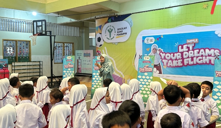 Awal yang Ramah untuk Mimpi yang Tinggi, MPLS SD Al Muslim Ajak Siswa Terbangkan Pesawat dan Menulis Cita-Cita