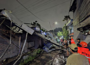 Angin Kencang Terjang Taman, Bengkel Las Warga Sepanjang Roboh Tutupi Jalan Lingkungan