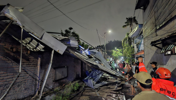 Angin Kencang Terjang Taman, Bengkel Las Warga Sepanjang Roboh Tutupi Jalan Lingkungan