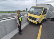 Suv Tabrak Truk Boks Pecah Ban Di Tol Sidoarjo–Gempol, Satu Pengemudi Luka