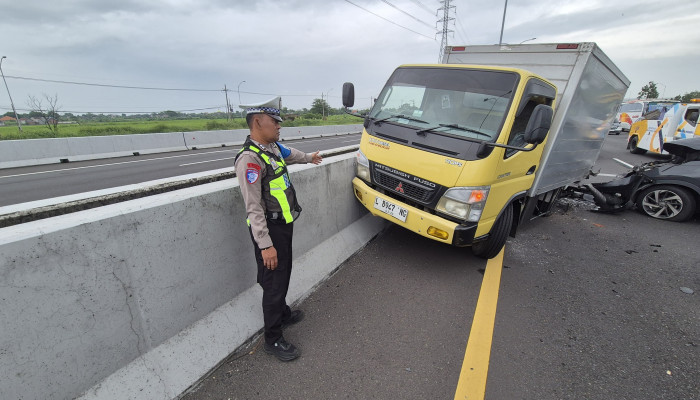 Suv Tabrak Truk Boks Pecah Ban Di Tol Sidoarjo–Gempol, Satu Pengemudi Luka