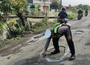 Respons Aduan Warga, Polsek Taman Tandai Jalan Berlubang Demi Keselamatan Pengguna Jalan