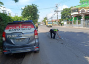 Cegah Laka Lantas, Polsek Balongbendo Patroli Jalur Black Spot Dan Tandai Jalan Berlubang