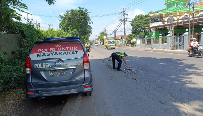 Cegah Laka Lantas, Polsek Balongbendo Patroli Jalur Black Spot Dan Tandai Jalan Berlubang