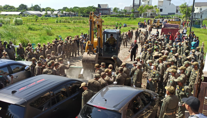 Ricuh Pembongkaran Tembok Pembatas Mutiara Regency Dan Mutiara City, Warga Terluka Dan Mengaku Dipukul Aparat