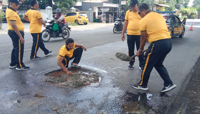 Cegah Laka Lantas, Polsek Balongbendo Tambal Jalan Berlubang Di Jalur Jabaran–Kemangsen