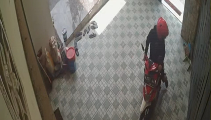 Terekam Cctv, Motor Warga Tambaksawah Sidoarjo Raib Digondol Maling