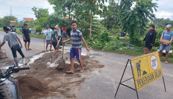 Kecewa Penanganan Lamban Pemuda Karang Taruna Desa Tanjungsari Taman Perbaiki Jalan Ambles