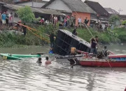 Perahu Peserta Nyadran Oleng, Sound System Terjatuh Ke Sungai Balongdowo Candi