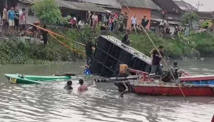 Perahu Peserta Nyadran Oleng, Sound System Terjatuh Ke Sungai Balongdowo Candi