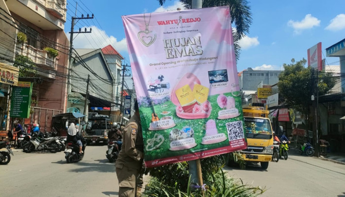Langgar Aturan, Belasan Reklame Di Jalan Utama Sidoarjo Diturunkan
