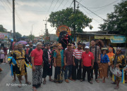 Kirab Gunungan Ruwat Dusun Banjar Anyar Desa Pertapan Maduretno Berlangsung Meriah, Warga Tetap Antusias Meski Diguyur Hujan