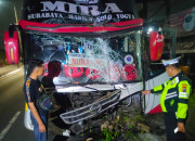 Bus Mira Oleng Dan Tabrak Tiang Telkom Di Gilang Sidoarjo, Diduga Sopir Mengantuk