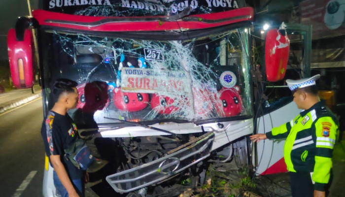 Bus Mira Oleng Dan Tabrak Tiang Telkom Di Gilang Sidoarjo, Diduga Sopir Mengantuk
