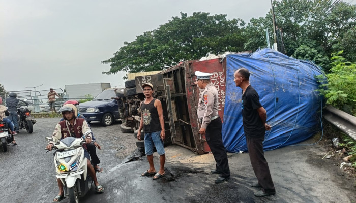 Berulang Kali Terjadi, Overpass Masangan Wetan Kembali Makan Korban Truk Terguling