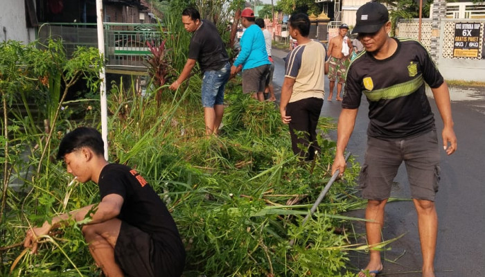Pemuda Kartar Bersama Warga Rw 07 Desa Seketi Kerja Bakti Antisipasi Banjir Dan Menyongsong Bulan Suci Ramadhan 