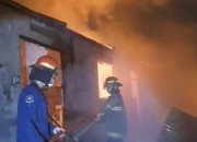 Gudang Rongsokan Di Jalan Tropodo Tamasa Dilalap Api, Empat Unit Damkar Dikerahkan