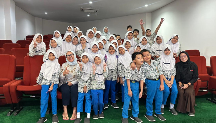 Sd Al Muslim Public Speaking Class On Tour: “Next Gen Broadcasters” Di Kece Media Unesa