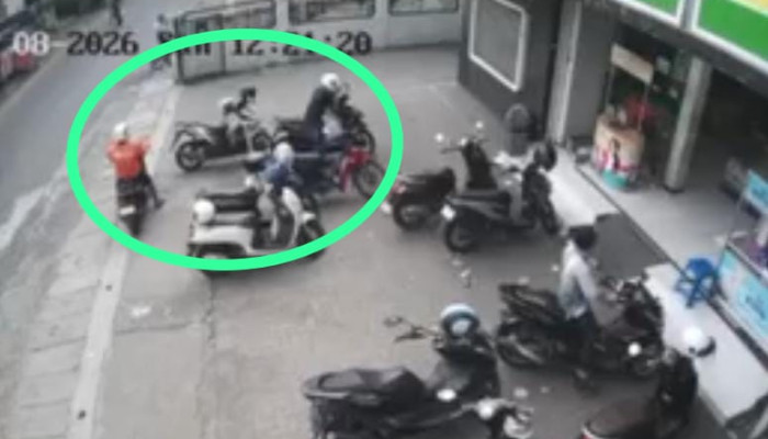 Terekam Cctv, Dua Pelaku Curanmor Beraksi Di Parkiran Swalayan 78 Taman
