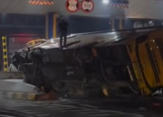 Bus Pariwisata Diduga Rem Blong, Tabrak Pembatas Di Gerbang Tol Waru Utama, 16 Penumpang Luka Ringan