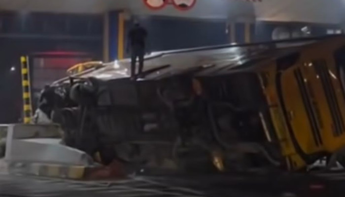 Bus Pariwisata Diduga Rem Blong, Tabrak Pembatas Di Gerbang Tol Waru Utama, 16 Penumpang Luka Ringan