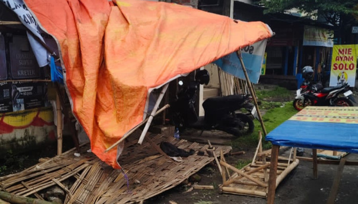 Truk Rem Blong Picu Tabrakan Beruntun Di Raya Kletek Taman, Empat Kendaraan Dan Warung Rusak