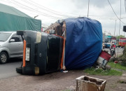 Akibat Muatan Berlebih, Pick Up Terguling Di Raya Gilang Taman