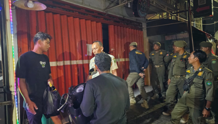 Modus Setengah Pintu Terbongkar, Penjual Miras Di Waru Tertangkap Tangan Saat Ramadan