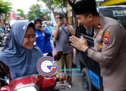 Ngabuburit Berkah, Polsek Taman Hadir Bagikan Ratusan Takjil Gratis Di Depan Kantor Kecamatan