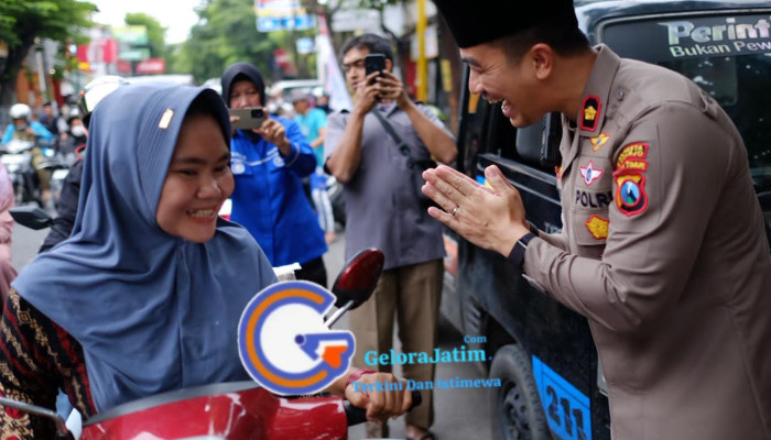 Ngabuburit Berkah, Polsek Taman Hadir Bagikan Ratusan Takjil Gratis Di Depan Kantor Kecamatan