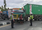 Truk Trailer Muat Gula Melintang Di Layang Trosobo, Arus Mojokerto–Surabaya Lumpuh Total