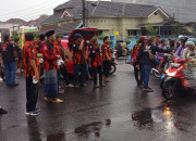Aksi Sosial Ramadan, Pemuda Pancasila Pac Taman Bagikan Ratusan Takjil Di Bundaran Taman Pondok Jati Geluran
