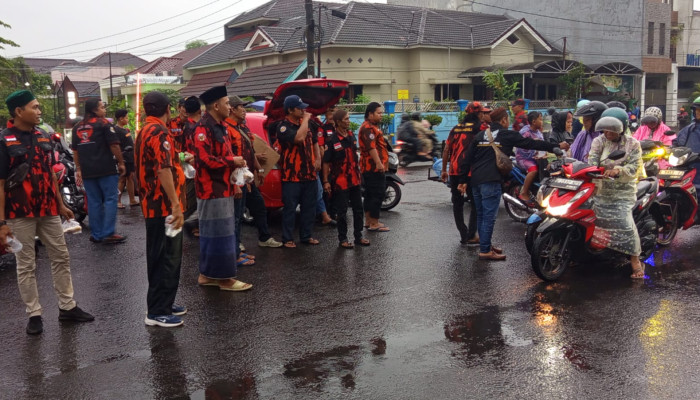 Aksi Sosial Ramadan, Pemuda Pancasila Pac Taman Bagikan Ratusan Takjil Di Bundaran Taman Pondok Jati Geluran