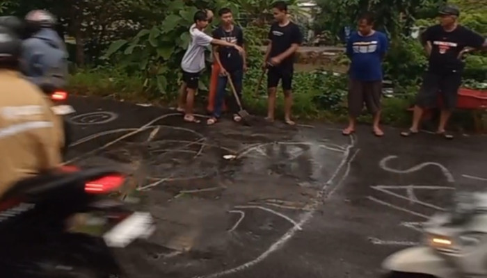 Tak Kunjung Ditangani Pu Bm Sidoarjo, Perangkat Desa Dan Karang Taruna Desa Tanjungsari Taman Patungan Perbaiki Jalan Ambles